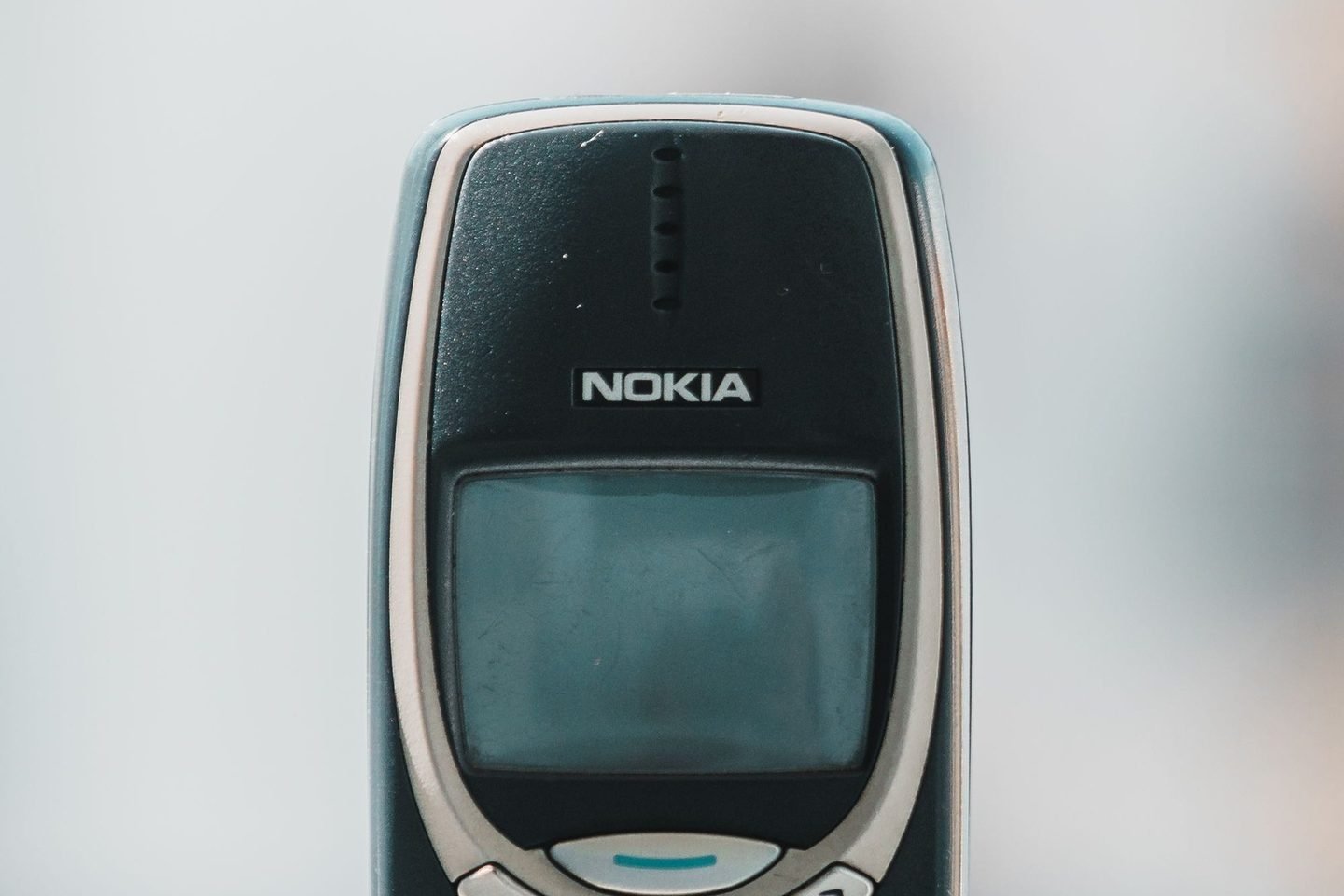 Celular Nokia 3310 visto de frente, sobre fundo claro.