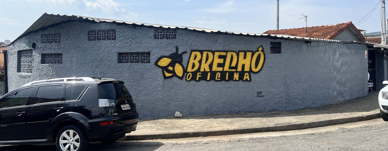 A fachada do Brechó Oficina, com o mural da marca pintado na parede, na Rua Oswaldo Barreto, no Alvinópolis - Atibaia/SP